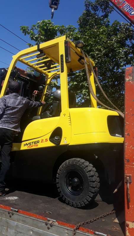 XE NÂNG XÚC LẬT